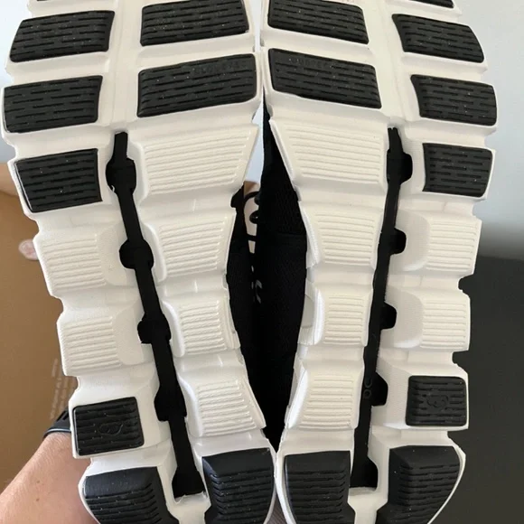 NWT black and white womens on cloud sneakers - Picture 3 of 5